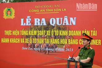 Lãnh đạo Công an tỉnh Sơn La phát biểu phát động tại lễ ra quân tổng kiểm soát xe ô-tô kinh doanh vận tải hành khách và hàng hóa bằng container.