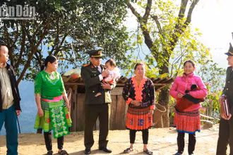 Hình ảnh công an xã chính quy xuống với người dân tại các bản đã trở nên thân thuộc, gần gũi.