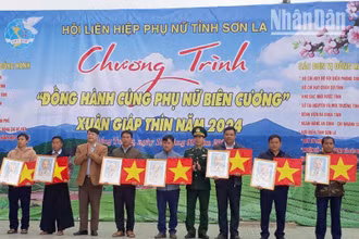 Tặng cờ Tổ quốc và ảnh Bác Hồ cho các bản của xã biên giới Chiềng Tương, huyện Yên Châu, Sơn La.