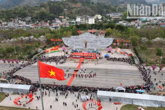 Lễ hội hoa ban thành phố Sơn La năm nay đã thu hút hàng trăm ngàn lượt người tới tham dự.