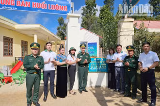 Các đơn vị tại buổi khánh thành công trình điểm trường Huổi Luông, xã biên giới Mường Lèo. (Ảnh: Vì Hiện)