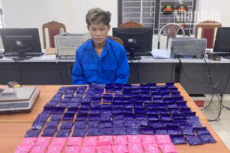 Đối tượng Cà Văn Toàn cùng tang vật 30.000 viên ma túy tổng hợp.