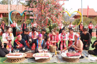 Phần lễ của Lễ hội Hết Chá với các nghi thức mang đậm màu sắc tín ngưỡng của người Thái trắng.