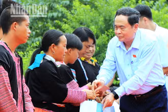 Đồng chí Trần Thanh Mẫn tặng quà cho các hộ nghèo tại huyện Mộc Châu. 