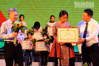 Lãnh đạo Tỉnh ủy Sơn La và Hội Khuyến học Việt Nam trao giấy khen cho học sinh nghèo hiếu học. 