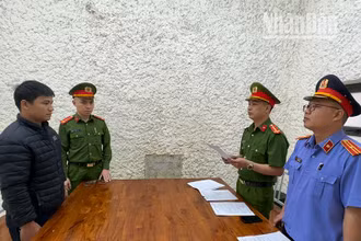 Cơ quan Cảnh sát điều tra, Công an huyện Yên Châu thi hành các quyết định đối với đối tượng Lò Văn Lịch.