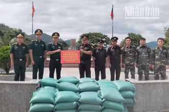 Đồn Biên phòng Phiêng Pằn chuyển trao 2 tấn gạo nếp cho Đại đội Biên phòng 213.