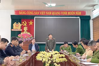 Đại tá Đặng Trọng Cường, Giám đốc Công an tỉnh Sơn La phát biểu chỉ đạo tại cuộc họp với các lực lượng chức năng.