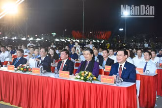 Chủ tịch Quốc hội Vương Đình Huệ cùng các đồng chí lãnh đạo, nguyên lãnh đạo Đảng, Nhà nước và các đại biểu dự lễ khai mạc Lễ hội cà-phê Sơn La. (Ảnh: Duy Linh)