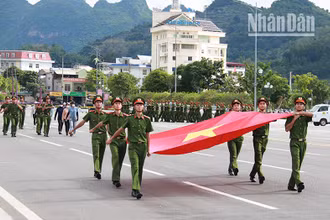 Lực lượng Công an tỉnh Sơn La nghiêm túc luyện tập chuẩn bị cho buổi Lễ ra mắt Lực lượng tham gia bảo vệ an ninh trật tự ở cơ sở.