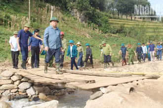 Đồng chí Trưởng Ban Tuyên giáo Trung ương kiểm tra tình hình thiệt hại, công tác khắc phục hậu quả do mưa lũ do bão số 3 tại bản Pú Dảnh.