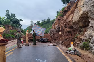 Lực lượng chức năng khám nghiệm hiện trường vụ xe gắn máy đâm vào đất, đá sạt lở trên tuyến tránh thành phố Sơn La.