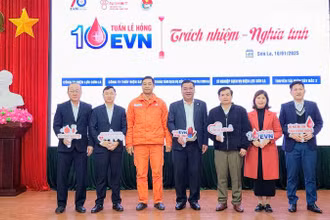 Đại diện lãnh đạo các đơn vị đồng hành tổ chức chương trình Tuần lễ hồng EVN tại tỉnh Sơn La lần thứ X.