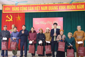 Đồng chí Lò Minh Hùng, Phó Bí thư Thường trực Tỉnh ủy Sơn La tặng quà Tết cho các gia đình chính sách xã Huy Bắc.