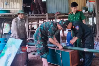 Các lực lượng của huyện Bắc Yên hỗ trợ, giúp người dân bản Ngậm, xã Song Pe di chuyển tài sản đến nơi an toàn. (Ảnh: A CHỚ)