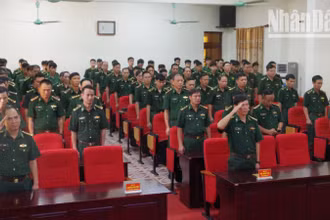 Cán bộ, chiến sĩ Bộ Chỉ huy Bộ đội Biên phòng tỉnh Sơn La kính cẩn nghiêng mình trong phút mặc niệm Tổng Bí thư Nguyễn Phú Trọng.