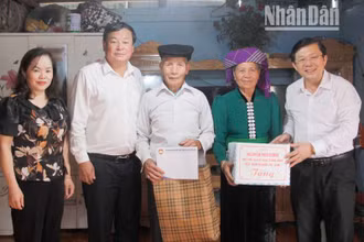 Đồng chí Nguyễn Hữu Dũng, Phó Chủ tịch Ủy ban Trung ương Mặt trận Tổ quốc Việt Nam tặng quà xã Ngọc Chiến.