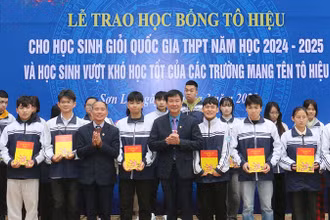 Lãnh đạo Sở Văn hóa Thể thao và Du lịch tỉnh và Hội Khuyến học tỉnh Sơn La trao học bổng cho các học sinh vượt khó học tốt.