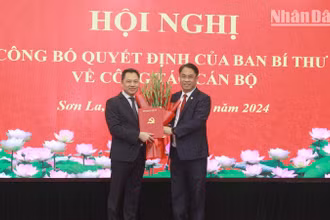 Đồng chí Phan Thăng An, Phó Trưởng Ban Tổ chức Trung ương trao Quyết định và hoa chúc mừng đồng chí Nguyễn Đình Việt.