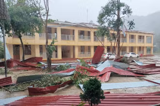 Mưa đá và gió lốc đã làm tốc mái điểm trường phổ thông dân tộc bán trú tiểu học và trung học cơ sở xã Mường Lèo. (Ảnh: Người dân cung cấp)