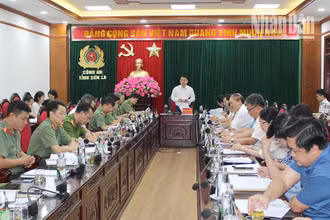 Tổ công tác 1457 của Ủy ban nhân dân tỉnh Sơn La làm việc với công an tỉnh Sơn La. 