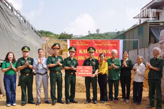 Các đại biểu cùng gia đình thượng úy Lê Văn Chung trong ngày khởi công xây dựng “Nhà đồng đội”.