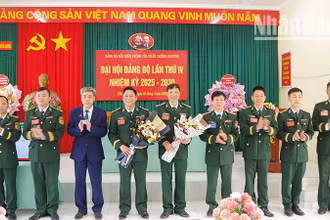 Đại biểu tặng hoa, chúc mừng các đồng chí được Đại hội bầu vào Ban Chấp hành nhiệm kỳ 2025-2030.