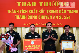 Thiếu tướng Hoàng Hữu Chiến, Phó Tư lệnh Bộ Tư lệnh kiêm Tham mưu trưởng Bộ đội Biên phòng trao thưởng cho lực lượng có thành tích phá thành công Chuyên án SL224.