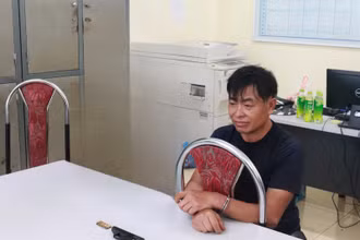 Đối tượng Giàng A Đua và tang vật tại cơ quan công an. (Ảnh: Công an Sơn La)