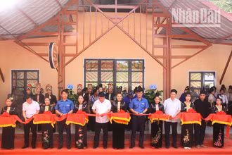 Cắt băng khánh thành Nhà văn hóa cộng đồng cho đồng bào dân tộc La Ha tại bản Hiên, xã Liệp Tè, huyện Thuận Châu. (Ảnh: Quốc Tuấn)