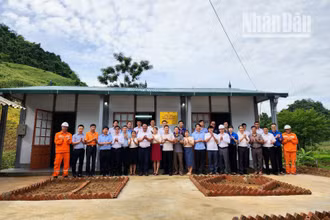 Bàn giao và đưa vào sử dụng nhà công vụ giáo viên, điểm trường Chiềng Đa, Trường tiểu học và trung học cơ sở xã Suối Bàng.