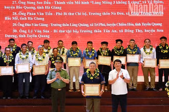 Lãnh đạo Bộ Công an, Tỉnh ủy Sơn La trao tặng Bằng khen và biểu dương các tập thể, cá nhân có thành tích xuất sắc.