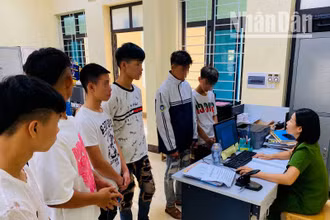 Công an huyện Phù Yên triệu tập các đối tượng liên quan lên làm việc. (Ảnh: THIÊN HIẾU)