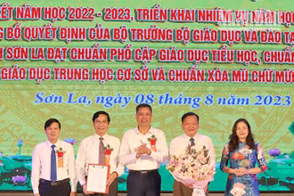 Lãnh đạo Ủy ban nhân dân tỉnh Sơn La chuyển trao Quyết định của Bộ Giáo dục và Đào tạo, công nhận tỉnh Sơn La đạt chuẩn phổ cập giáo dục tiểu học, trung học cơ sở, chuẩn xóa mù chữ mức độ 2.