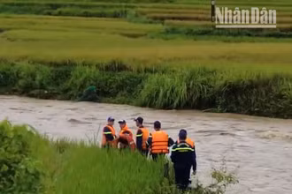Huyện Phù Yên đã huy động 100 người thuộc các lực lượng tìm kiếm người mất tích. (Ảnh: Minh Công)