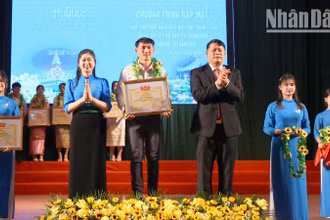 Nhân dịp này, Tỉnh đoàn Sơn La đã tặng Bằng khen và tuyên dương các lưu học sinh Lào tiêu biểu.
