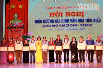 Lãnh đạo Ủy ban nhân dân tỉnh và Sở Văn hóa, Thể thao và Du lịch tỉnh Sơn La tặng Bằng khen các gia đình văn hóa tiêu biểu.