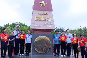 Đoàn công tác tỉnh Sơn La thăm đảo Trường Sa lớn.