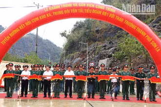 Các đại biểu cắt băng khánh thành công trình chào mừng 70 năm Chiến thắng Điện Biên Phủ.