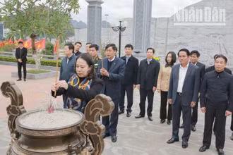 Phó Chủ tịch nước Võ Thị Ánh Xuân cùng đoàn công tác và lãnh đạo tỉnh Sơn La dâng hương Đền thờ Bác Hồ tại Quảng trường Tây Bắc. 