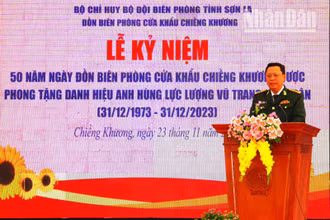 Đồng chí Đại tá Cà Văn Lập, Chính ủy Bộ đội Biên phòng tỉnh Sơn La đọc diễn văn tại lễ kỷ niệm. (Ảnh: VÌ HIỆN)