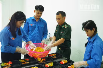 Các lực lượng nấu ăn trưa hỗ trợ thí sinh tại Đồn Biên phòng Cửa khẩu Chiềng Khương, huyện biên giới Sông Mã.