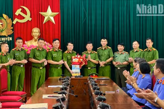 Ban Giám đốc Công an tỉnh Sơn La khen thưởng Ban Chuyên án.