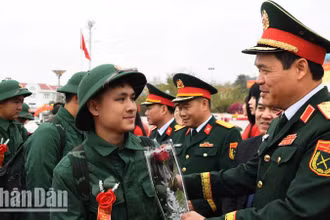 Thượng tướng Vũ Hải Sản, Thứ trưởng Quốc phòng tặng hoa và quà cho các tân binh tại thị xã Mộc Châu.