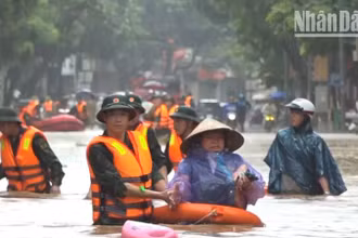 Tỉnh Sơn La đã huy động hàng trăm cán bộ, chiến sĩ các lực lượng tham gia hỗ trợ, giúp người dân khu vực bị ngập úng. 