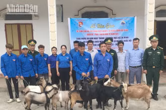 Lễ bàn giao “ngân hàng dê” cho gia đình đoàn viên, thanh niên có hoàn cảnh khó khăn xã Chiềng Khương.