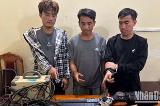3 đối tượng Giàng A Chinh, Giàng A Choai và Giàng A Câu tại cơ quan công an.