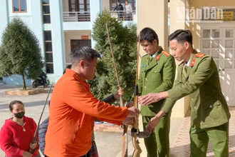 Người dân xã Lóng Luông tự nguyện giao nộp súng cho lực lượng công an.