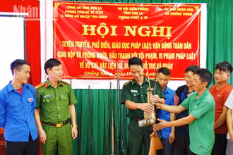 Người dân tự giác mang súng tự chế giao nộp cho các cơ quan chức năng.