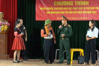 Tuyên truyền, phổ biến giáo dục pháp luật khu vực biên giới bằng hình thức sân khấu hóa.